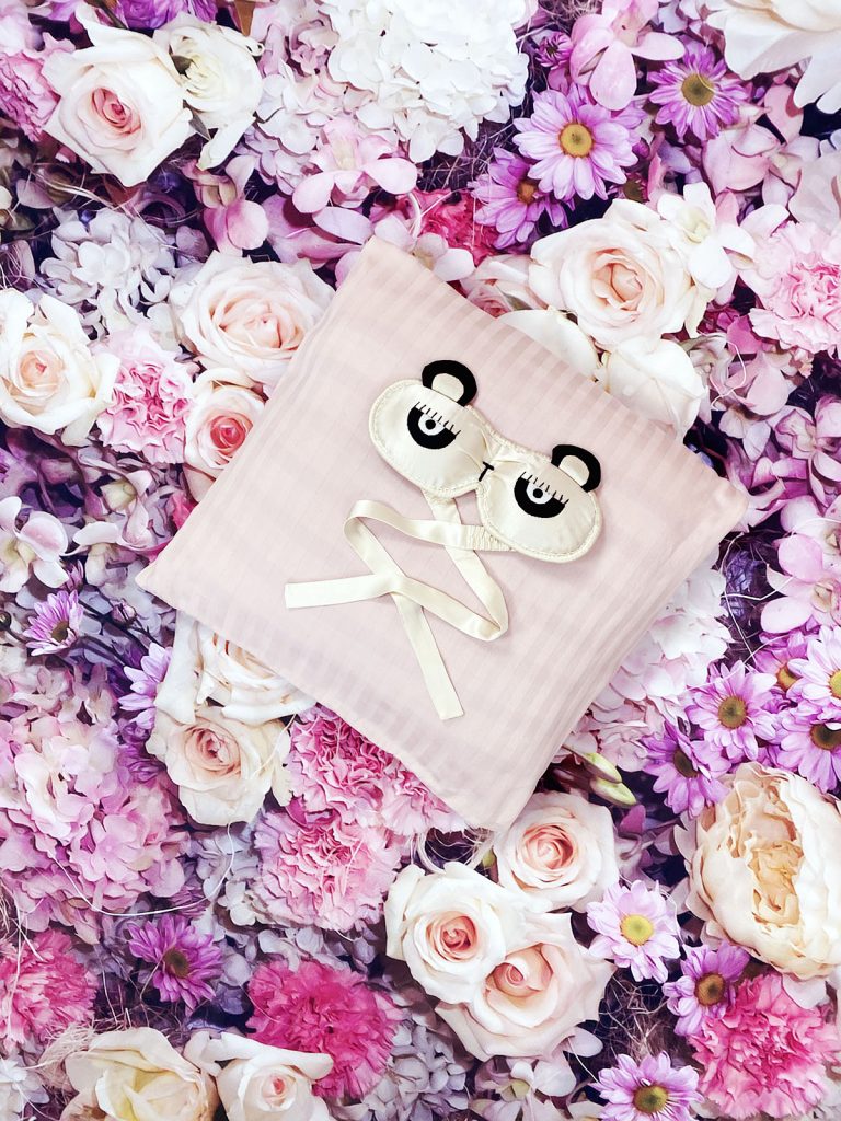 Kurvede sovemasker i Peace Silk