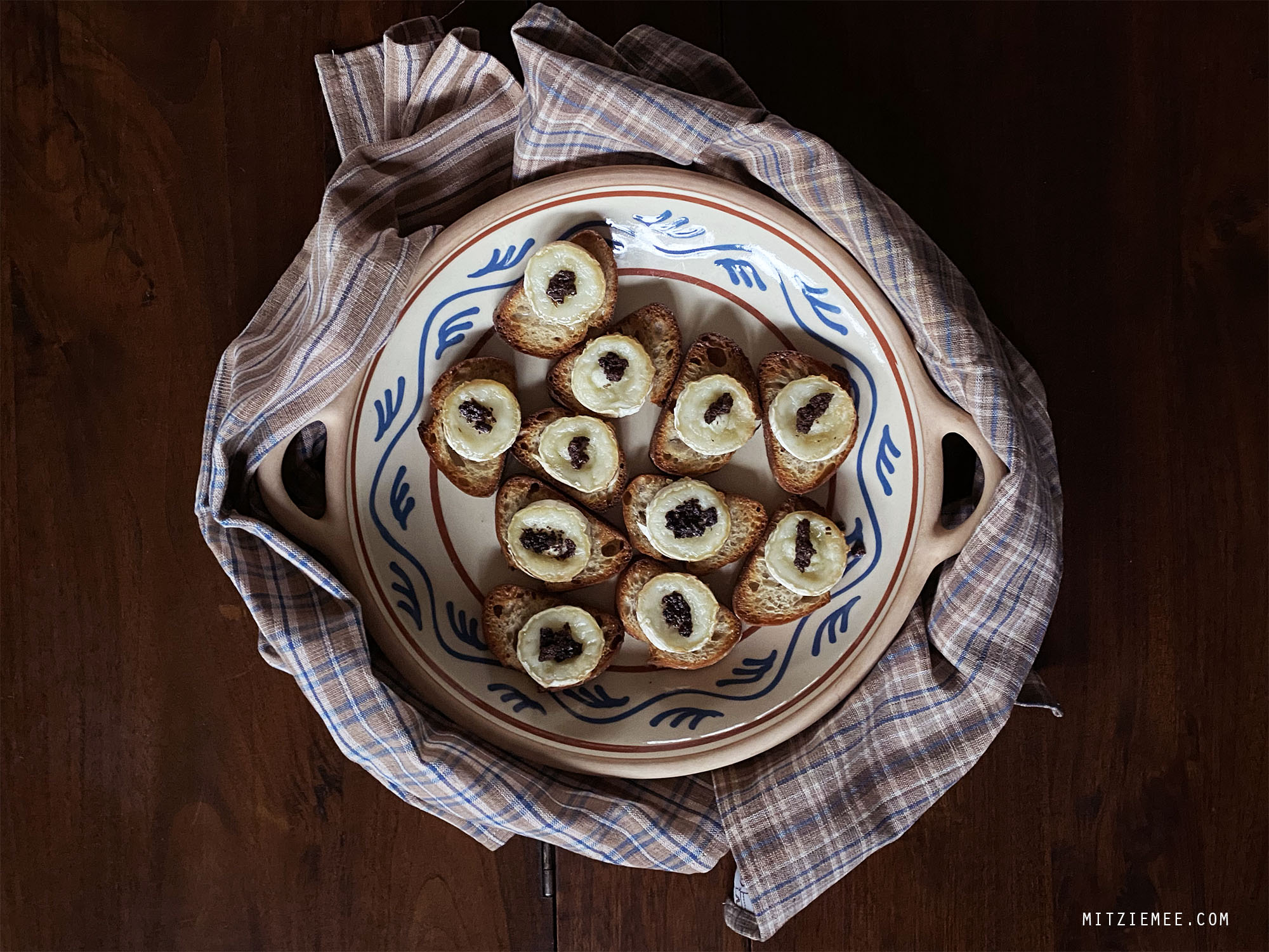 Opskrift: Brød med varm gedeost og oliventapenade