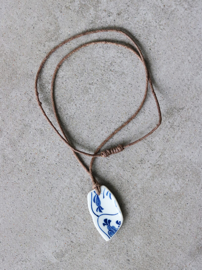 Halskæde med antikt porcelænsvedhæng - (h)A.N.D. - Mitzie Mee Shop