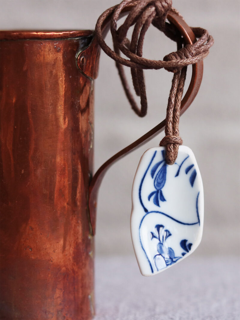 Halskæde med antikt porcelænsvedhæng - (h)A.N.D. - Mitzie Mee Shop