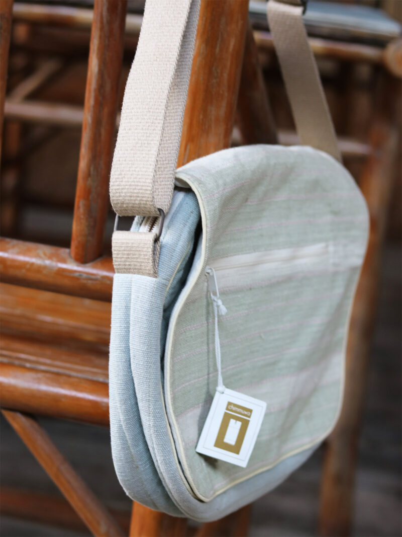 Chimmuwa skuldertaske med flap - Light Green - Håndvævet bomuld - Borderline Collective - Mitzie Mee Shop