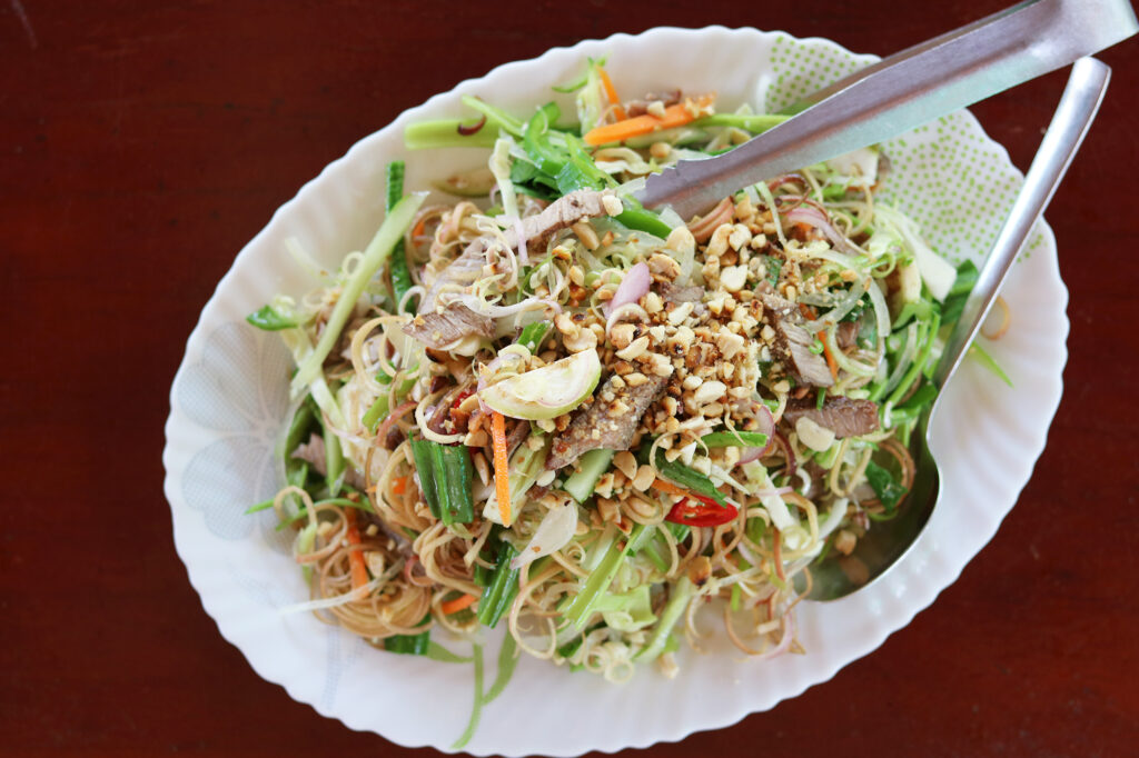 Opskrift: Cambodiansk Oksekødsalat med Bananblomst 
