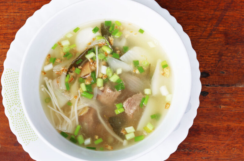 Opskrift: Cambodiansk suppe med syltet lime og oksekød (Ngam Ngov Sach Ko)