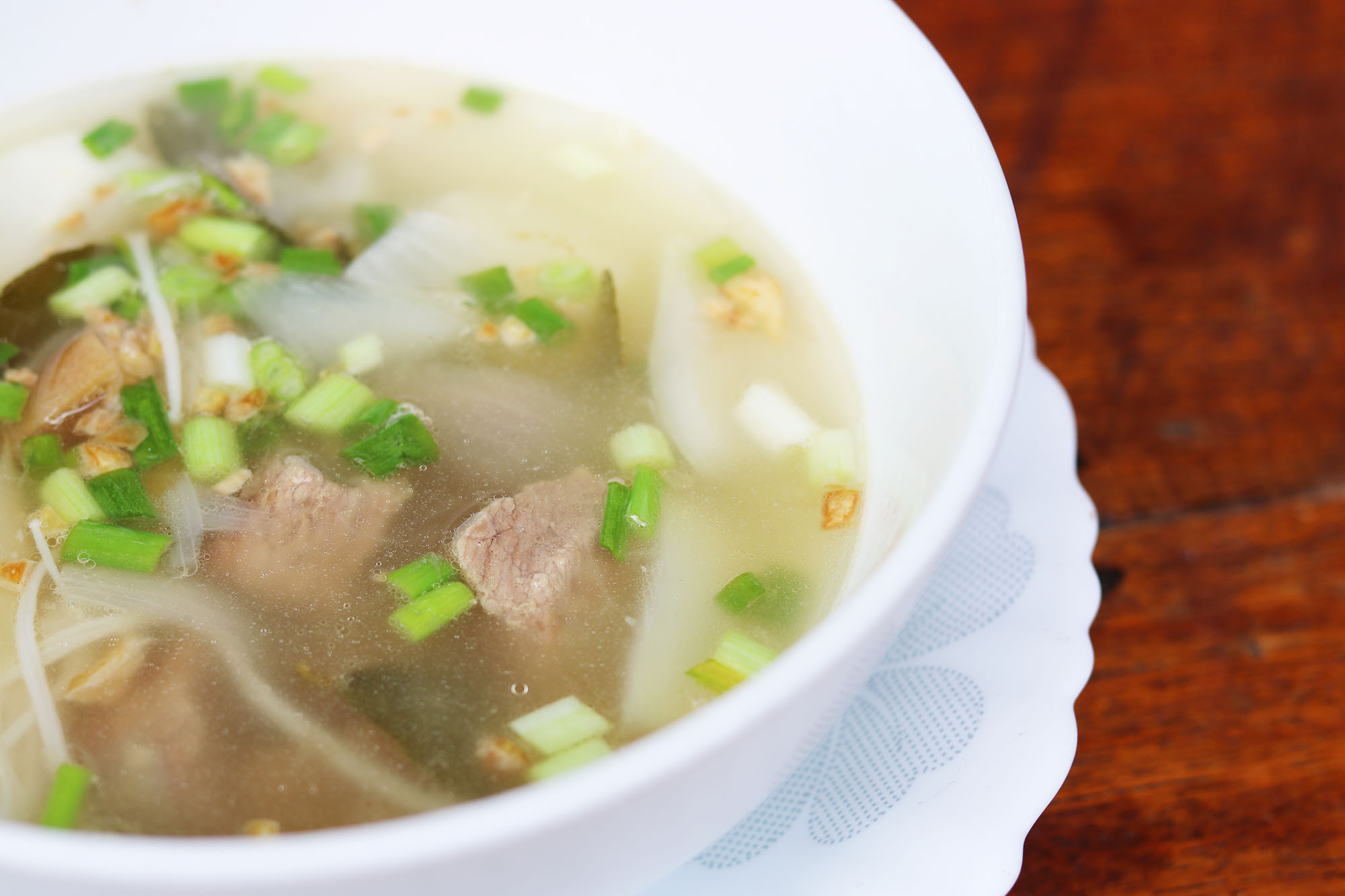 Opskrift: Cambodiansk suppe med syltet lime og oksekød (Ngam Ngov Sach Ko)