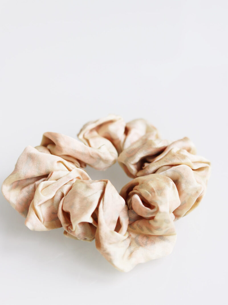 Pink Silkescrunchie - Ketut Riyanti - Fair Fashion fra Bali - Mitzie Mee Shop