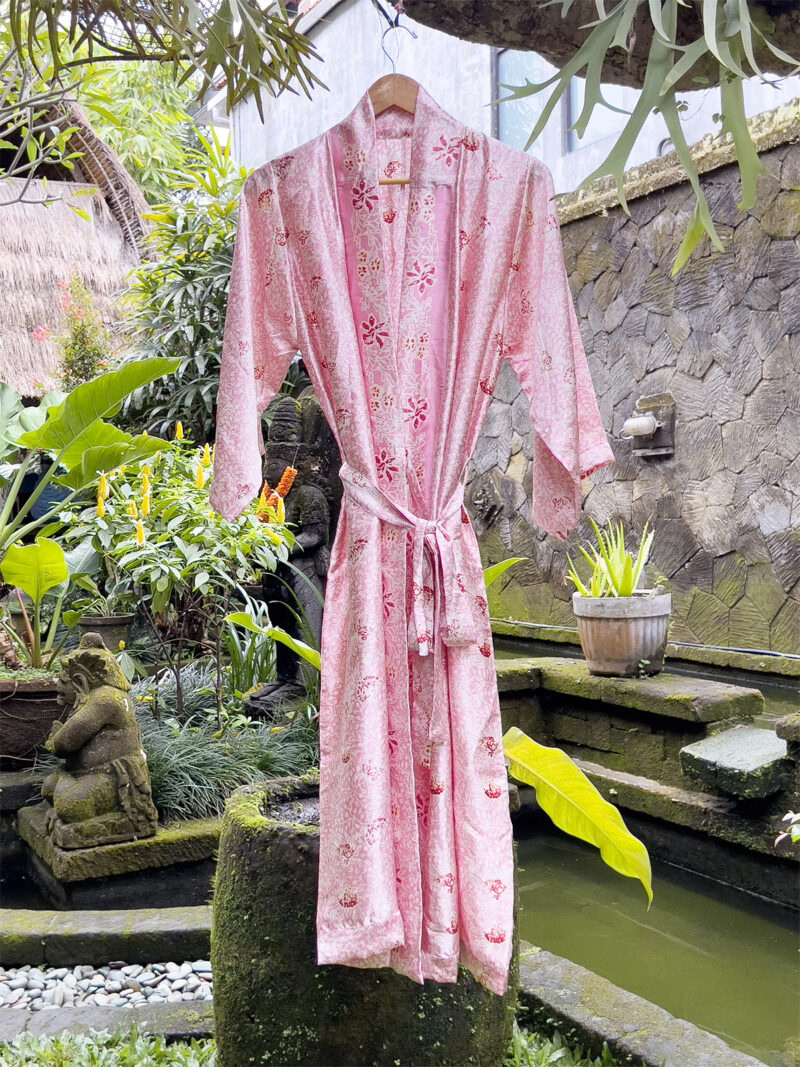 Silk Robe - Pink Morgenkåbe i Silke - Ketut Riyanti - Fair Fashion fra Bali - Mitzie Mee Shop