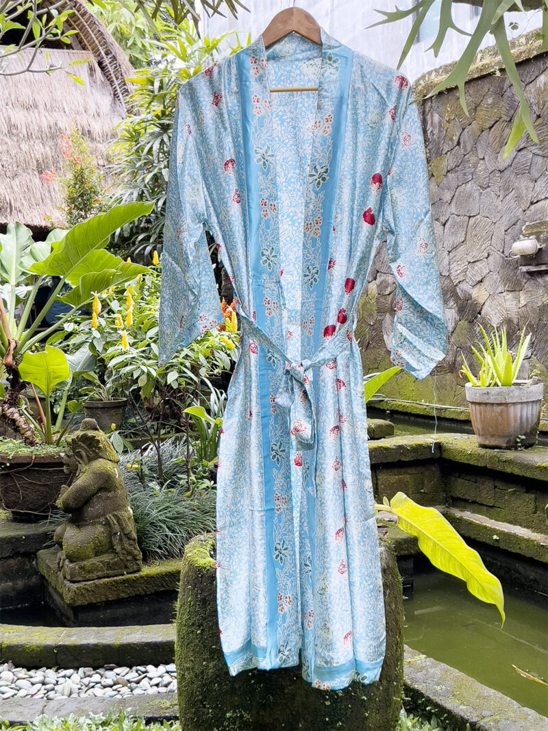 Lyseblå Silk Robe - Morgenkåbe i Silke - Ketut Riyanti - Fair Fashion fra Bali - Mitzie Mee Shop