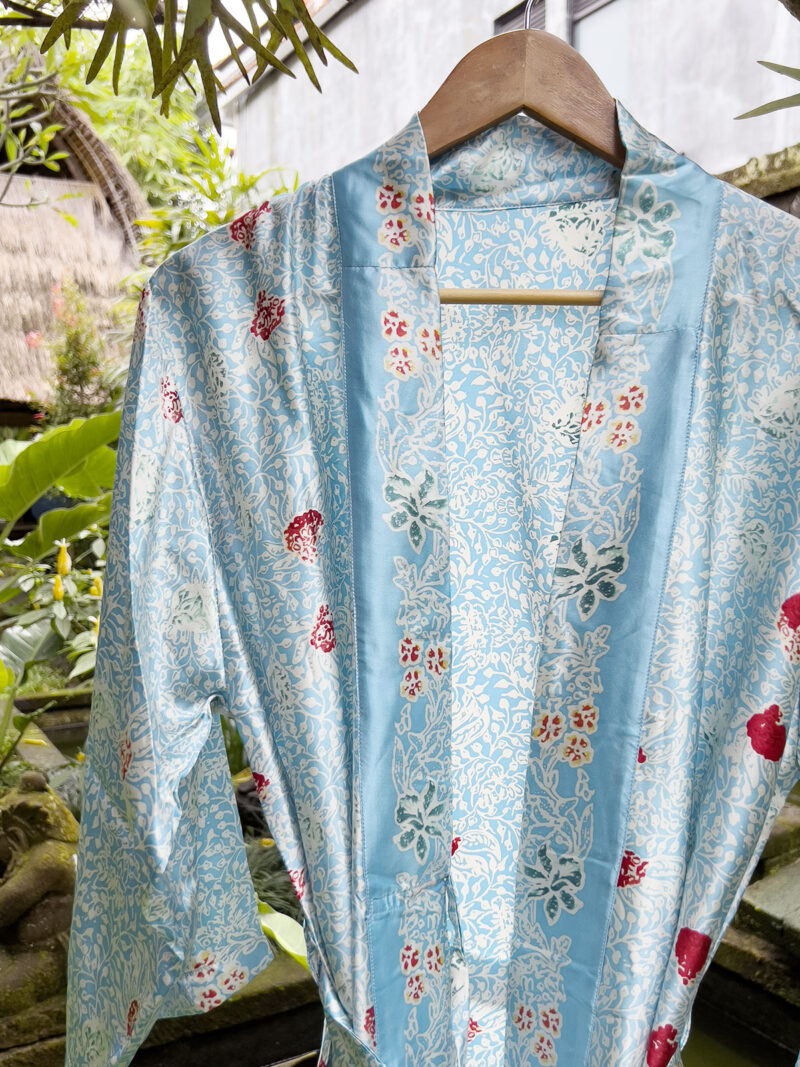 Lyseblå Silk Robe - Morgenkåbe i Silke - Ketut Riyanti - Fair Fashion fra Bali - Mitzie Mee Shop