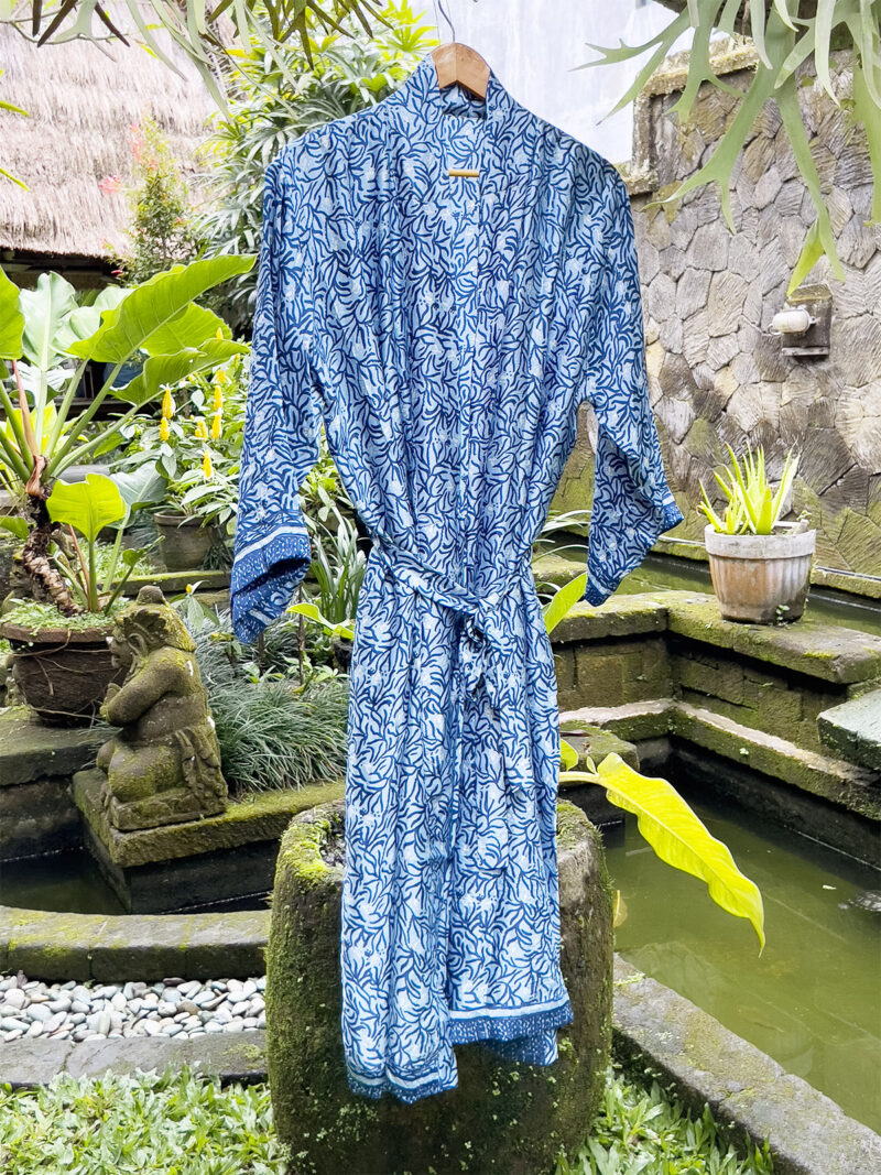 Blå Silk Robe - Morgenkåbe i Silke - Ketut Riyanti - Fair Fashion fra Bali - Mitzie Mee Shop