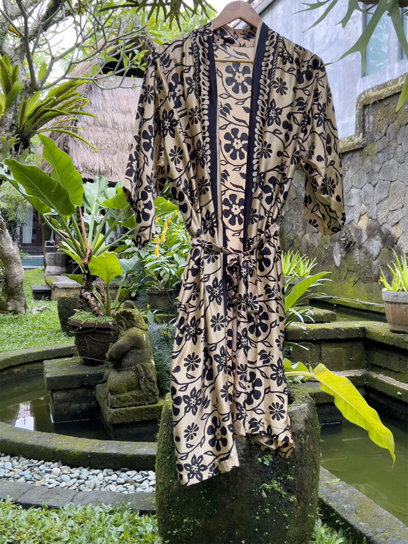 Silk Robe - Morgenkåbe i Silke - Golden & Black - Ketut Riyanti - Fair Fashion fra Bali - Mitzie Mee Shop