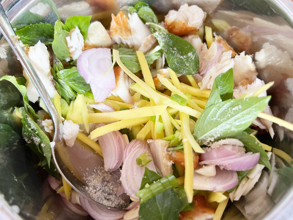 Cambodia Opskrift: Mangosalat med friteret fisk