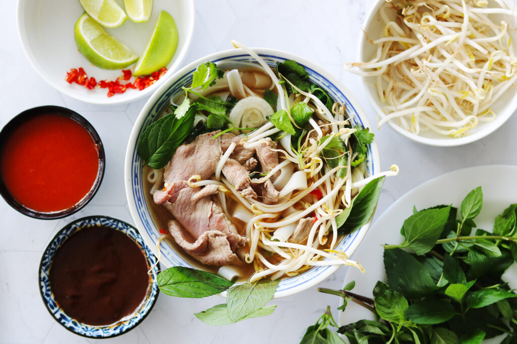 Opskrift: Pho på 20 minutter - Vietnamesisk nudelsuppe