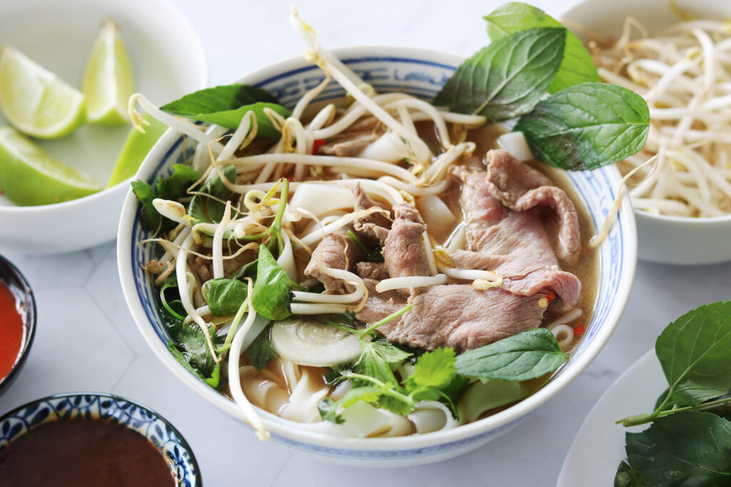 Opskrift: Pho på 20 minutter - Vietnamesisk nudelsuppe