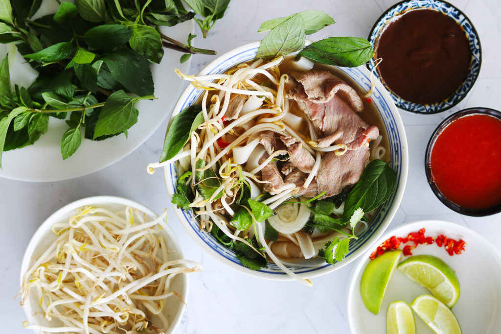 Opskrift: Pho på 20 minutter - Vietnamesisk nudelsuppe