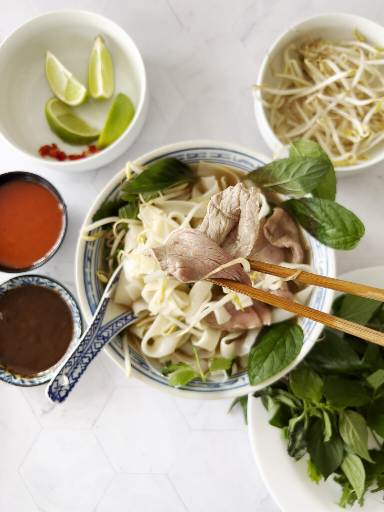 Opskrift: Pho på 20 minutter - Vietnamesisk nudelsuppe