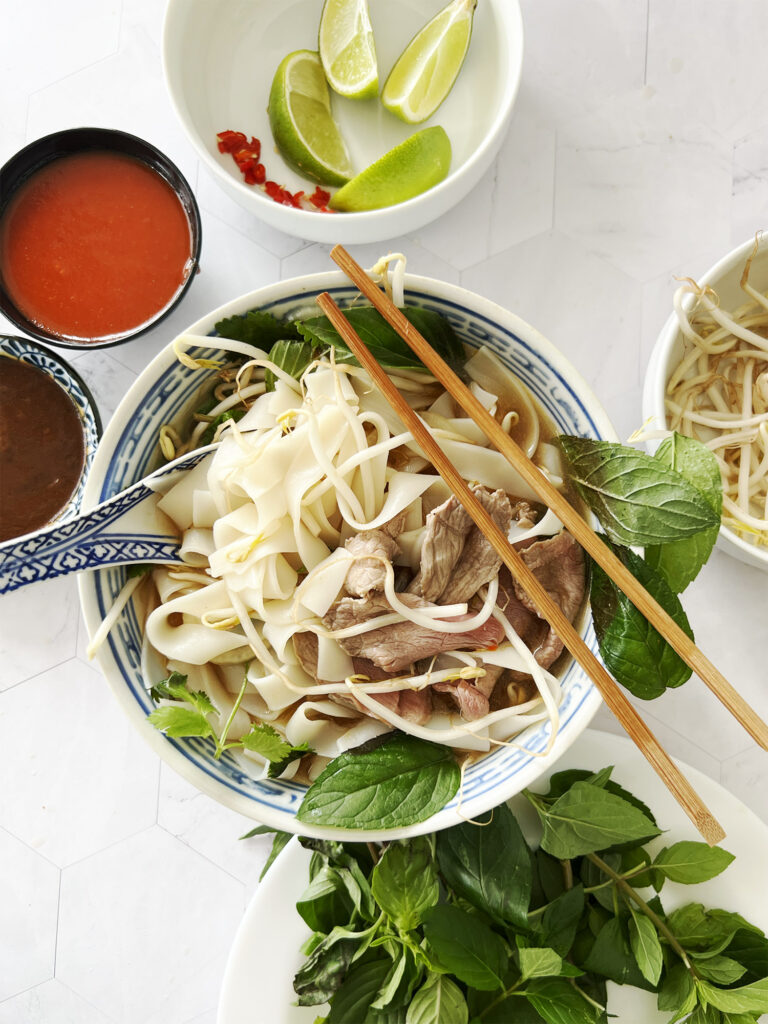 Opskrift: Pho på 20 minutter - Vietnamesisk nudelsuppe