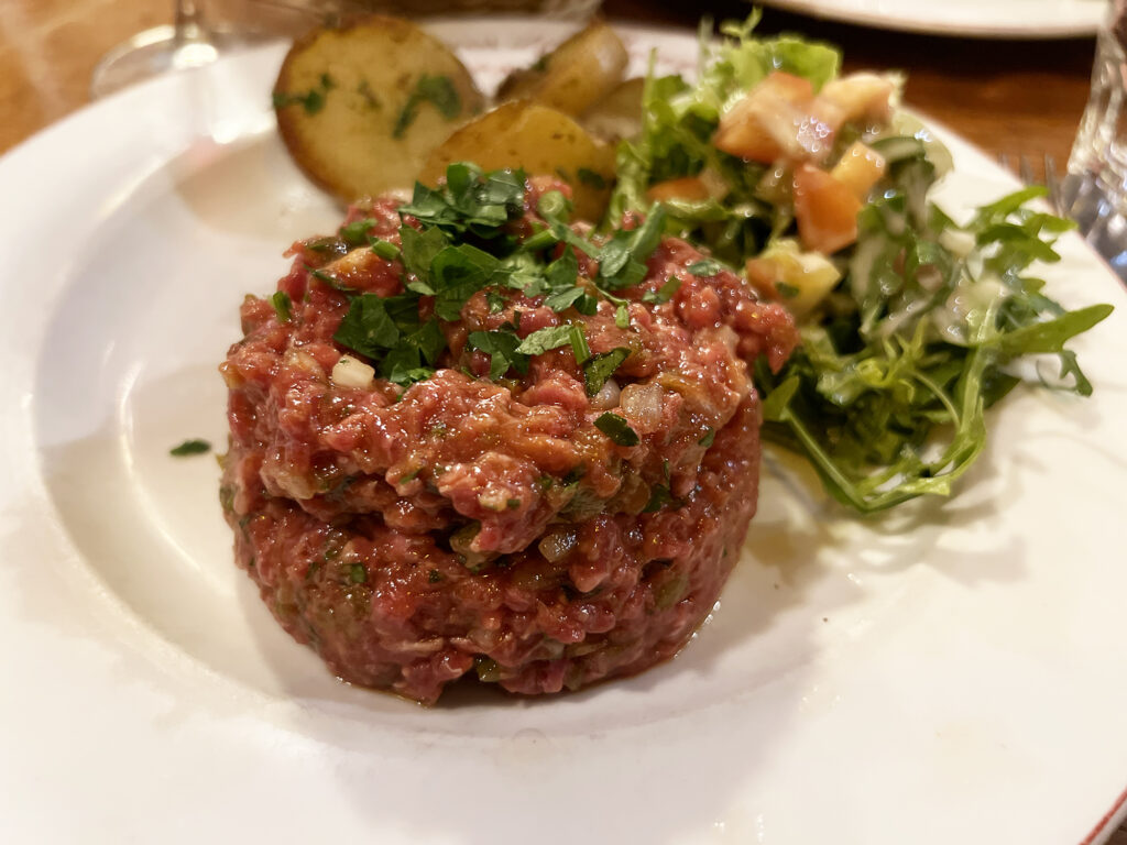 Paris: Bistrot d'Henri - Klassisk bistrostemning og chokolademousse
