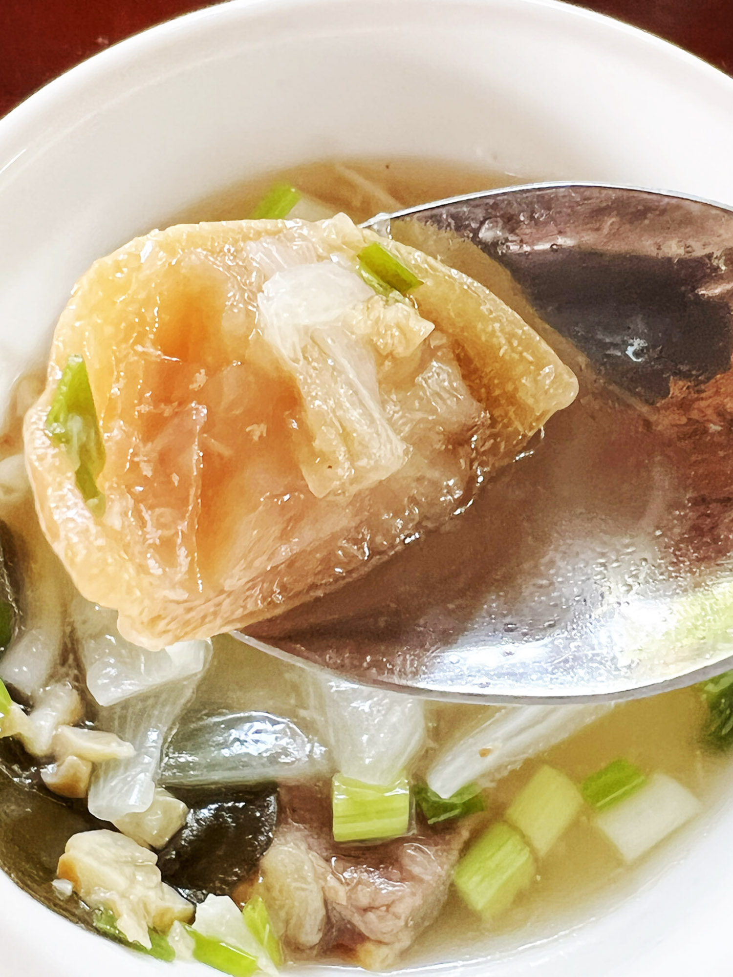 Opskrift: Cambodiansk suppe med syltet lime og oksekød (Ngam Ngov Sach Ko)
