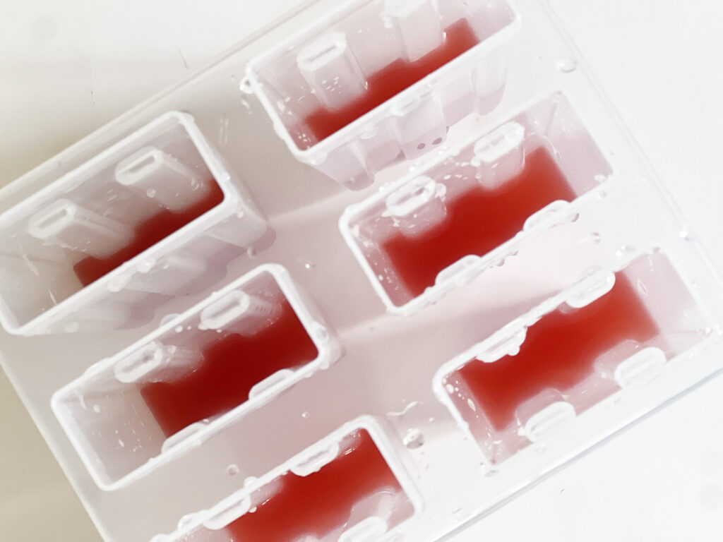 Opskrift: Hjemmelavede ispinde med frisk frugt og juice