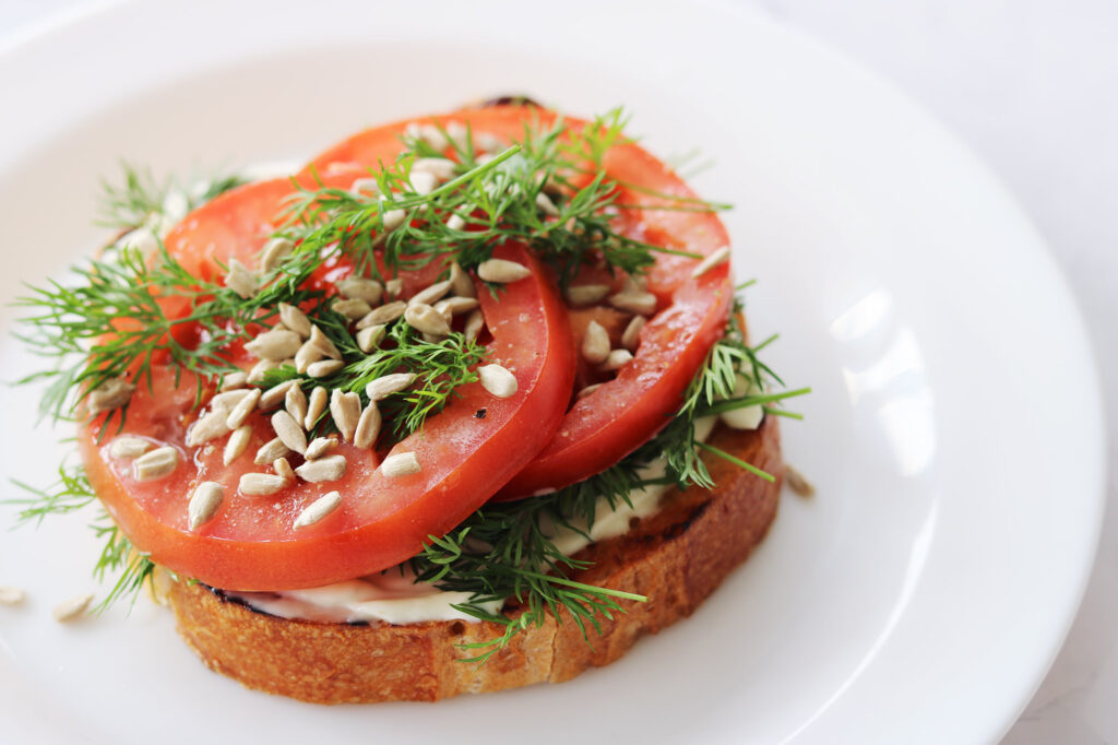 Opskrift: Tomatmad med dild og citron
