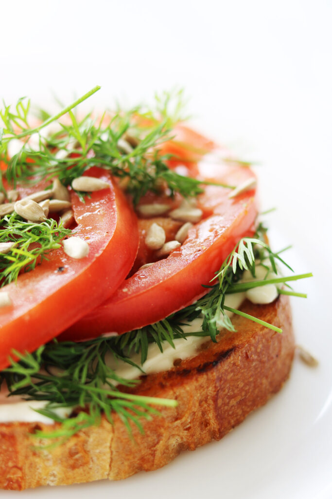 Opskrift: Tomatmad med dild og citron