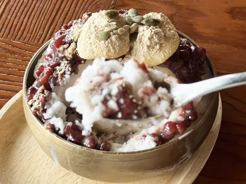 Patbingsu - Koreansk dessert med shaved ice og røde bønner