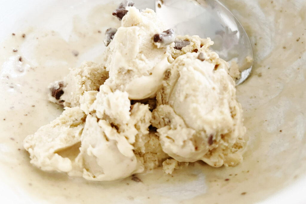 Opskrift: Bananis med peanutbutter, chokolade og vanilje