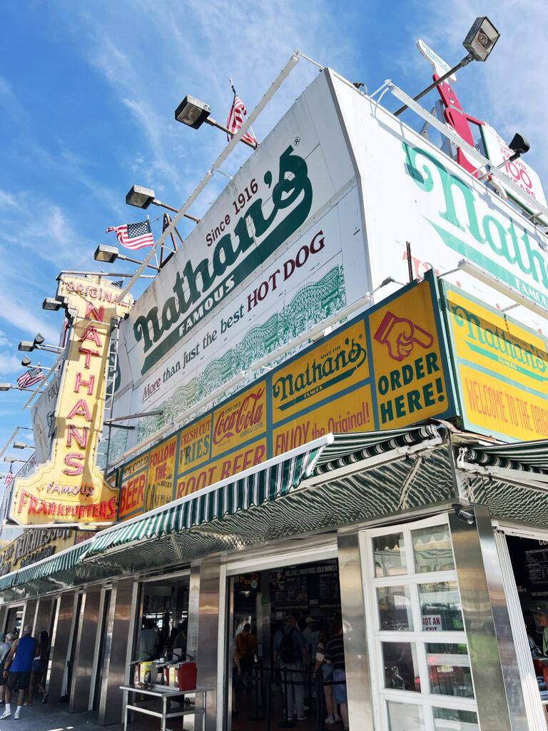 New York: Nathan's - Den oprindelige restaurant på Coney Island