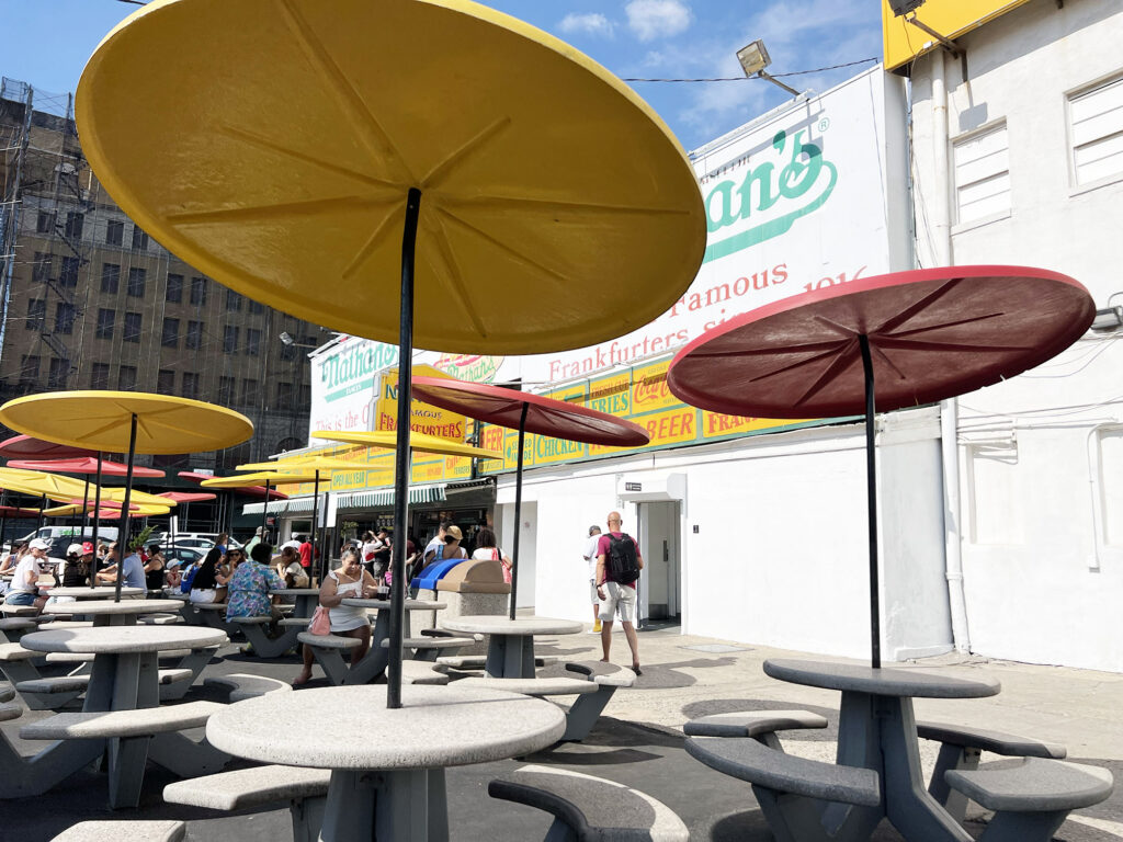 New York: Nathan's - Den oprindelige restaurant på Coney Island