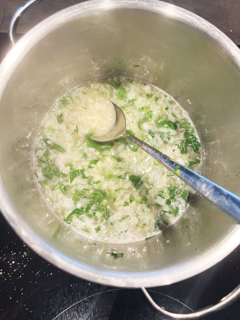 Kristian og AC bor lige ned til fjorden, og i dag var der bid. Kristian havde været ude og dykke og kom op med de smukkeste kammuslinger, som selvfølgelig fik lov til at spille hovedrollen i aftenens pastaret. Han havde også fanget en lille pighvar, og i fryseren lå der nogle rejer. Det hele røg på panden og resultatet blev den her virkelig gode og simple pasta med alt godt fra havet.Retten tager udgangspunkt i det, der lige er ved hånden, så brug hvad du har tilgængeligt. Blåmuslinger ville også fungere udmærket og har du ikke friskfanget pighvar fungerer det også fint med andre slags hvidfisk fra fiskehandleren eller supermarkedet.