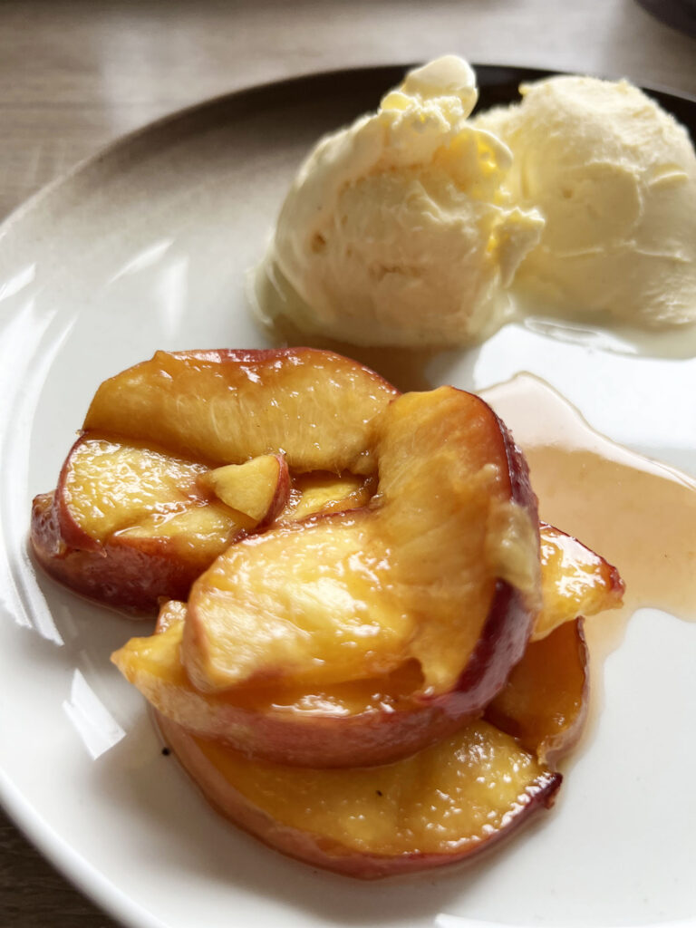 Opskrift: Frozen Custard med bagte ferskner