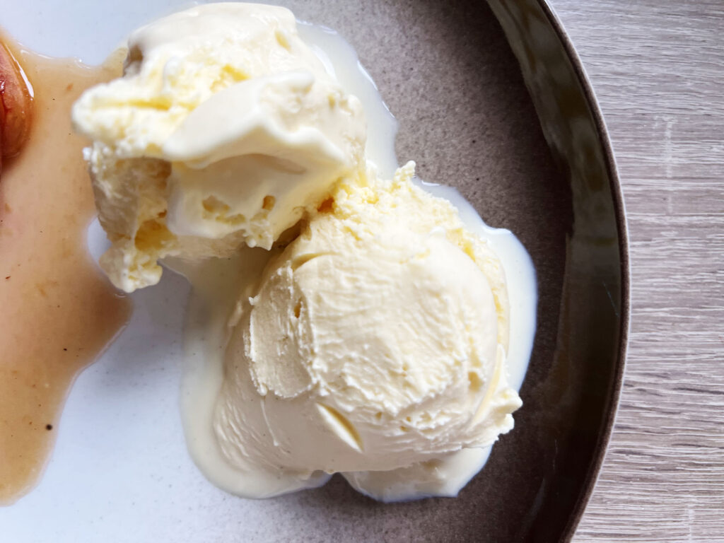 Opskrift: Frozen Custard med bagte ferskner