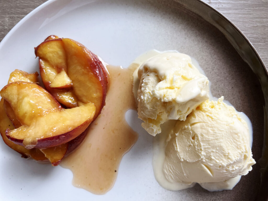 Opskrift: Frozen Custard med bagte ferskner