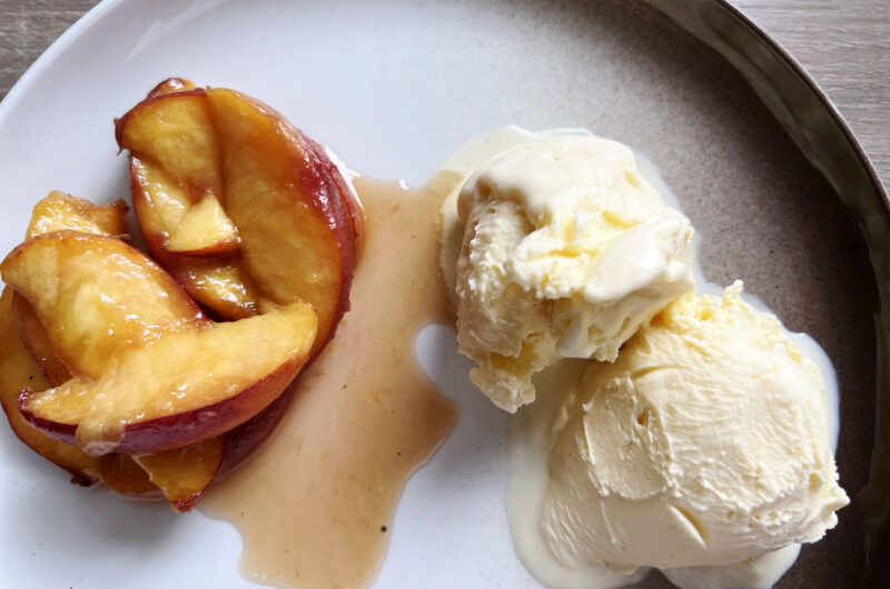 Opskrift: Frozen Custard med bagte ferskner