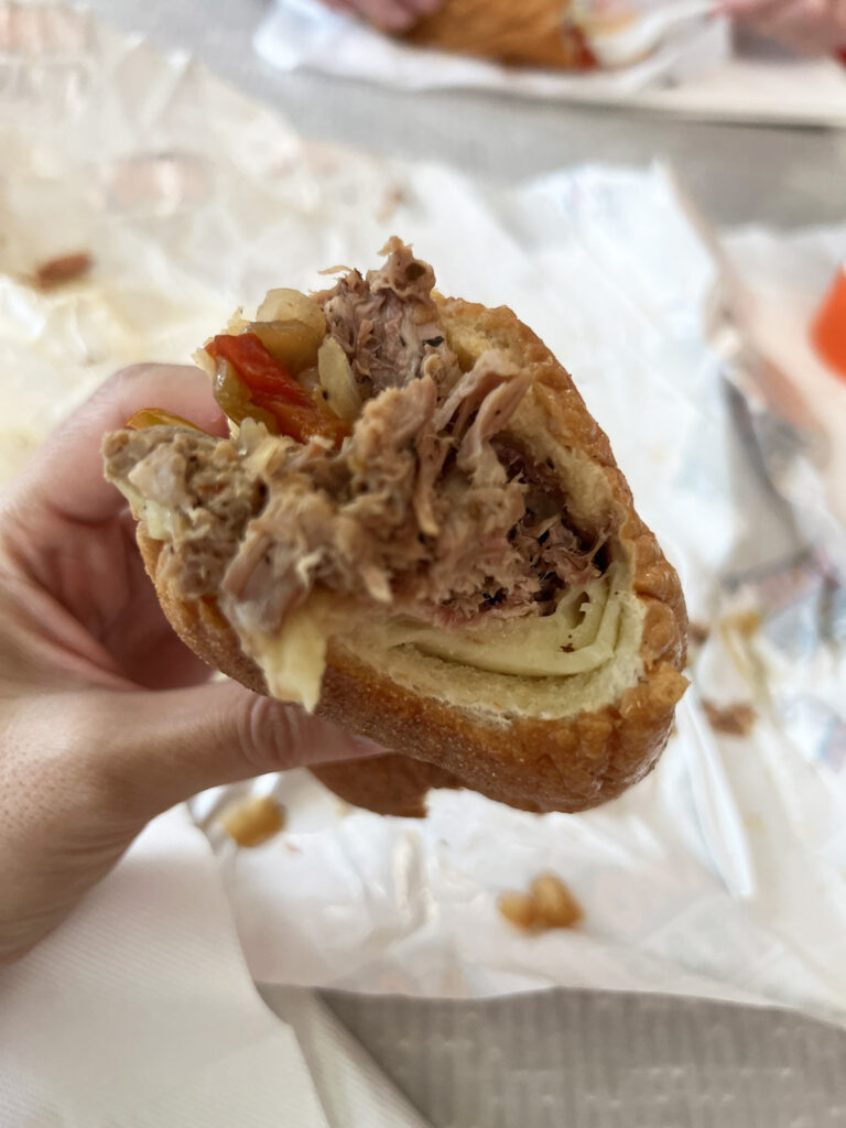 Philadelphia: Roast Pork Sandwich fra Geno’s Steaks i lufthavnen