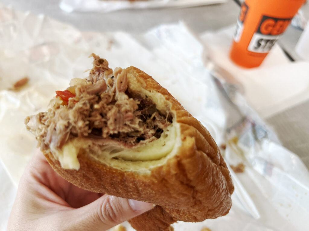 Philadelphia: Roast Pork Sandwich fra Geno’s Steaks i lufthavnen