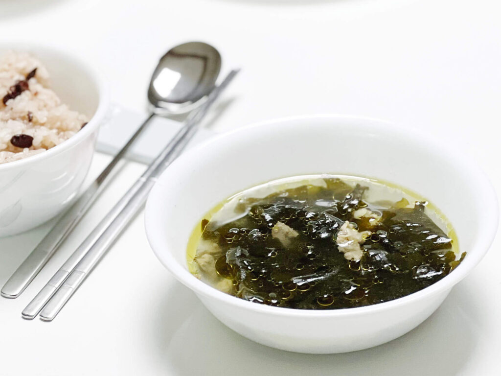 Opskrift: Miyeok Guk – Koreansk tangsuppe (fødselsdagssuppe)